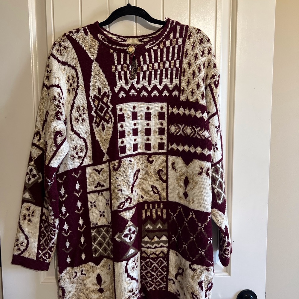 BEAUTIFUL VINTAGE BURGUNDY AND GOLD SWEATER CREW NECK